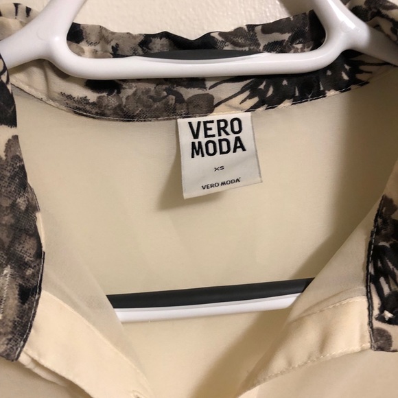 Vero Moda Sheer Floral Blouse - Picture 2 of 4